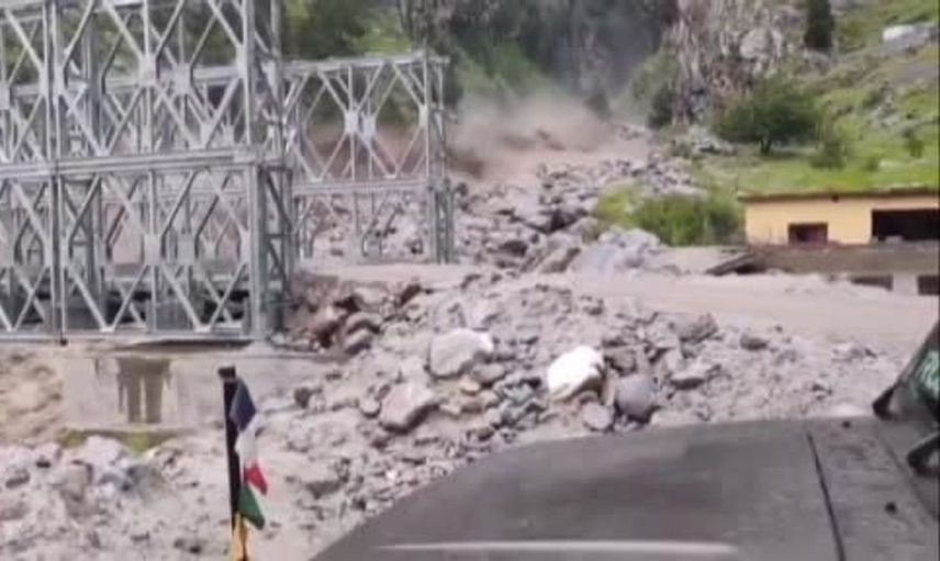 Uttarakhand'da meydana gelen sel, kamyon ve köprüyü sele sürükledi
