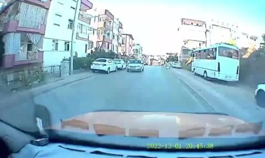 Antalya'da otomobilin taksiye çarpması güvenlik kamerasına yansıdı