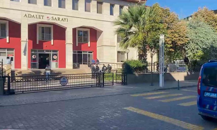 Manisa'da okul önünde gerçekleşen silahlı saldırıda 10 kişi adliyeye sevk edildi