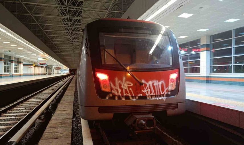 Ankara'da metro vagonlarına grafiti yapan iki kişi güvenlik kamerasında kaydedildi