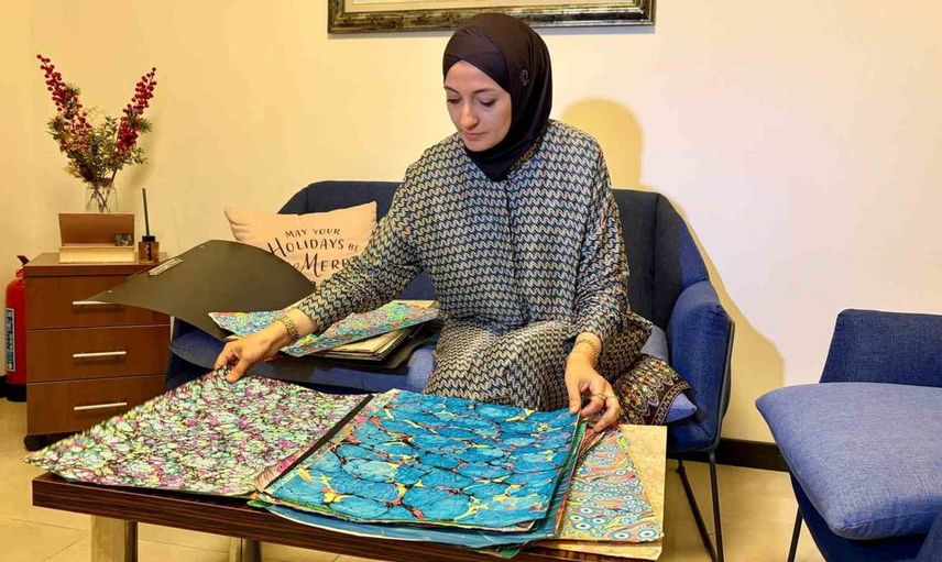 Ebru sanatını modern şekilde genç nesillere aktarıyor