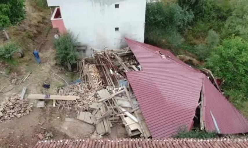 Kastamonu'da tadilat sırasında çökün evde 5 kişi yaralı kurtarıldı