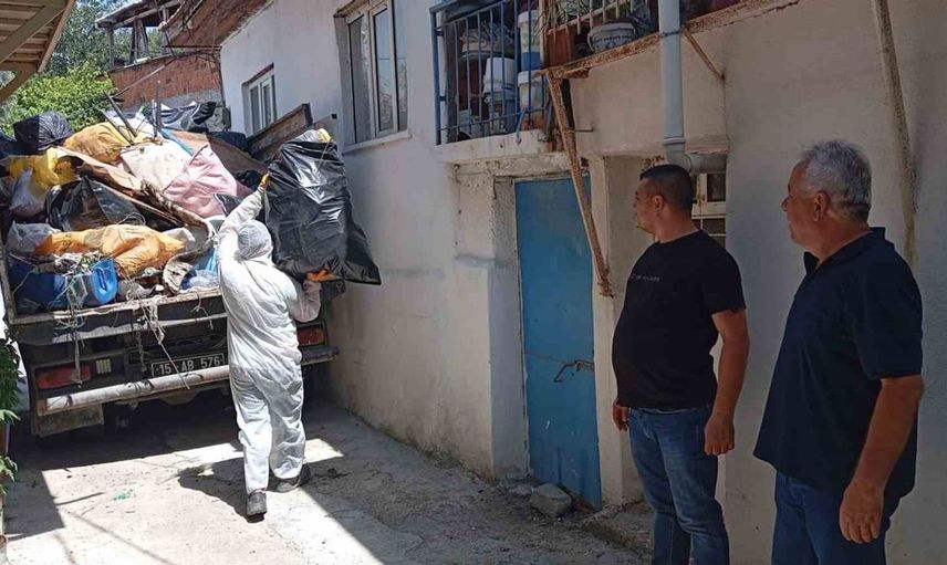 Burdur'da kötü kokunun kaynağı çöp ev çıktı: 3 kamyon atık çıkarıldı