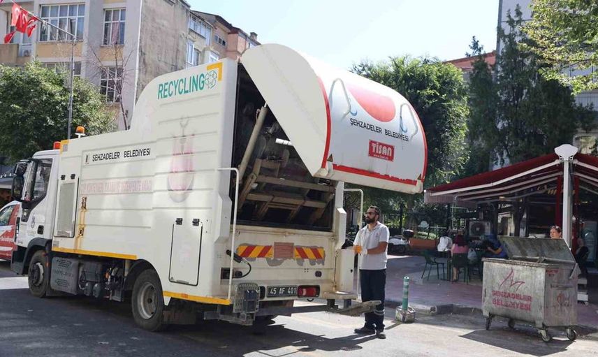 Şehzadeler'de yaz boyunca hijyen seferberliği: Çöp konteynerleri dezenfekte ediliyor