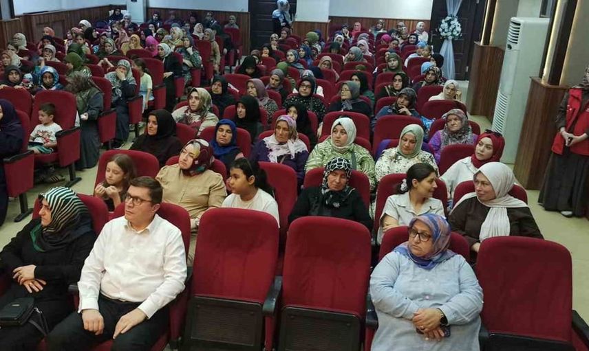 Devrek'te yaz kur'an kursu mezunları aileleriyle mutluluğu paylaştı