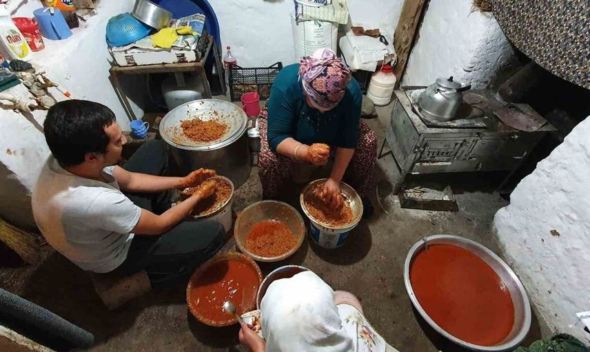 Erzincan'da kadınlar kış hazırlıklarını sürdürerek gelenekleri yaşatıyor