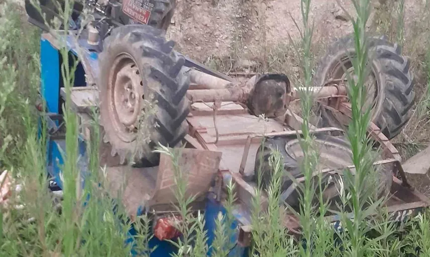 Kilitlenen tarım aracı devrildi: 1 kişi yaralandı