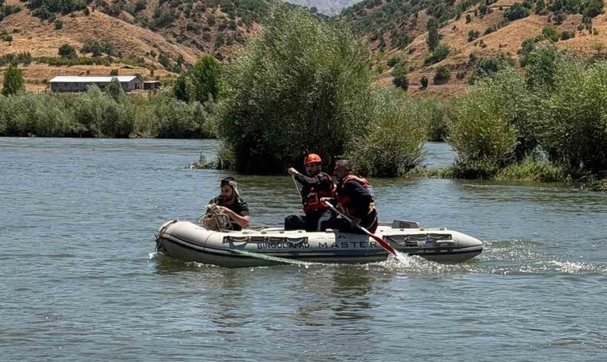 Bingöl'de baraj kapakları açıldı, piknik yapan şahıs adacıkta mahsur kaldı