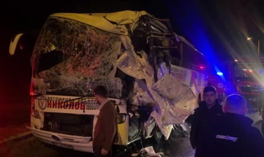 Edirne'de Bulgar plakalı otobüs tıra çarptı