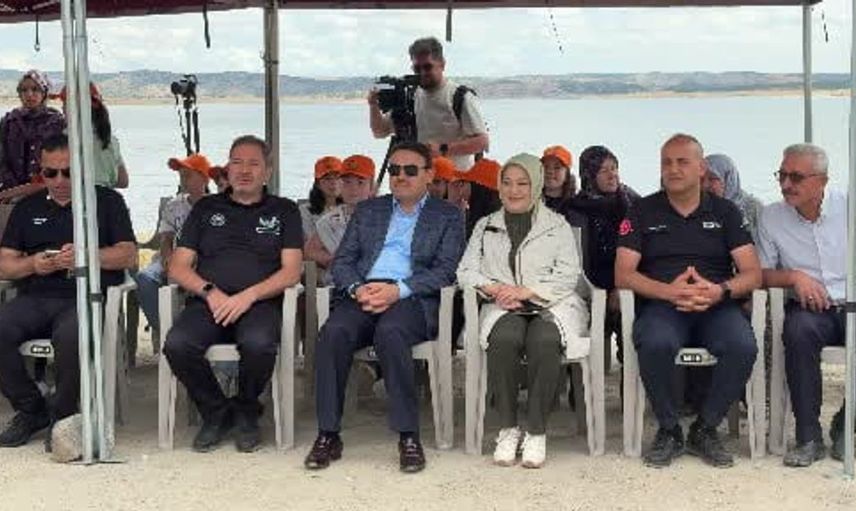 Kütahya'da porsuk barajı göleti’ne 107 bin 500 balık yavrusu bırakıldı