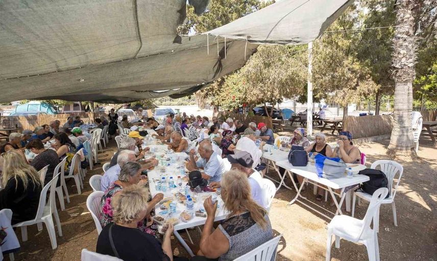 Mersin emeklileri denizde yaz keyfini yaşıyor