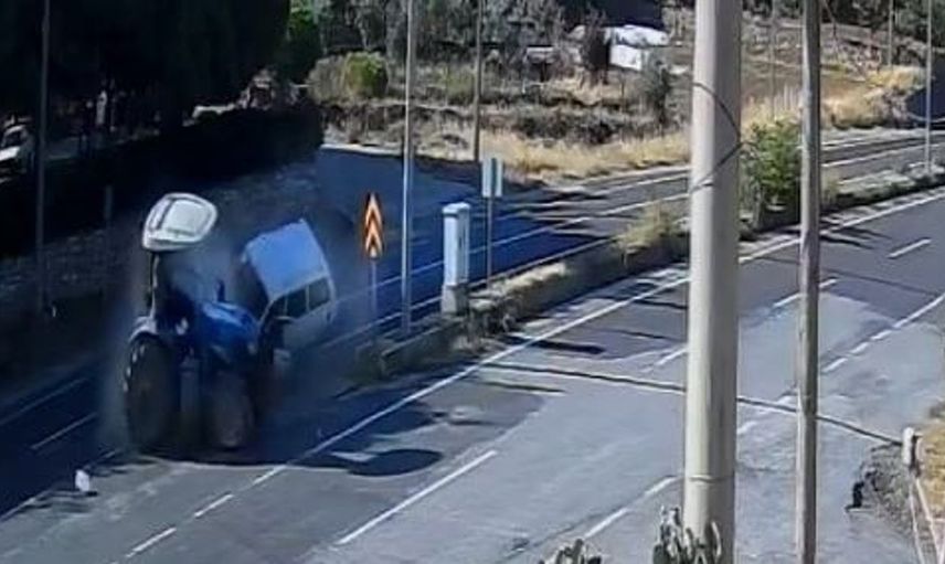 Uşak'ta traktör ve otomobilin çarpıştığı kaza anı güvenlik kameralarına yansıdı