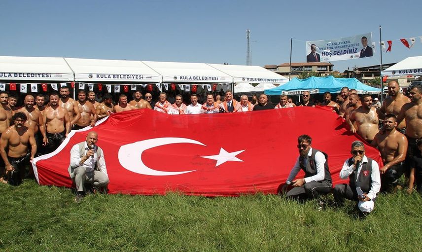 Kula'da geleneksel yağlı güreşlerin başpehlivanı Feyzullah Aktürk oldu