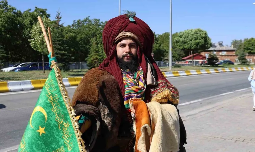 Selçuklu kültürünü yaşatmak için Ahlat’a giden genç, Cumhurbaşkanını görmek için kıyafetini giydi