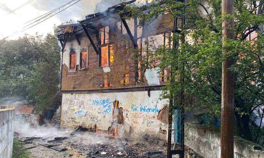 Boyabat'ta sabah saatlerinde 3 katlı ahşap evde yangın paniği