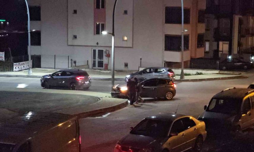 Karabük'te kavşak kazasında iki otomobil çarpıştı, yaralılar hastaneye kaldırıldı