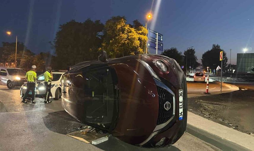 Bakırköy'de otomobil refüje çarpıp devrildi: 1 yaralı