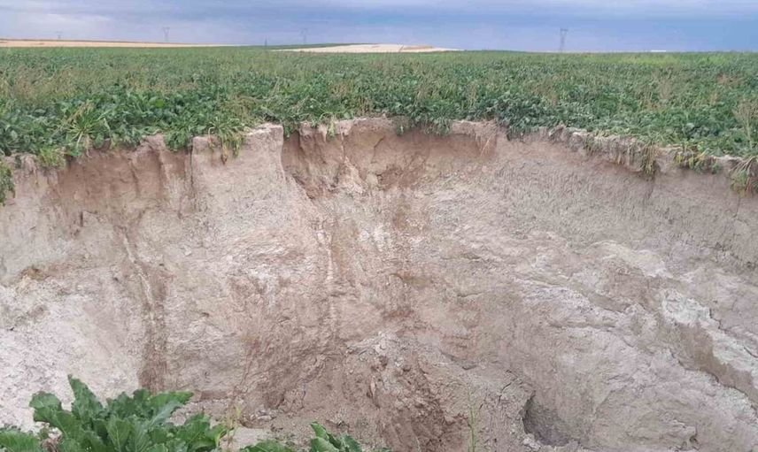 Karapınar'da yeni obruk tarla sahibini endişelendirdi