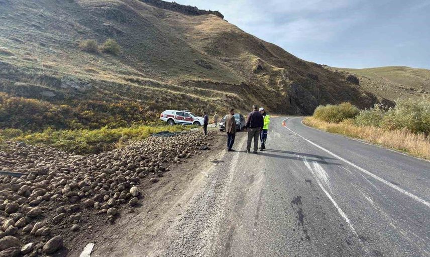 Ağrı'da şeker pancarı yüklü tır şarampole devrildi: Sürücü hastaneye kaldırıldı