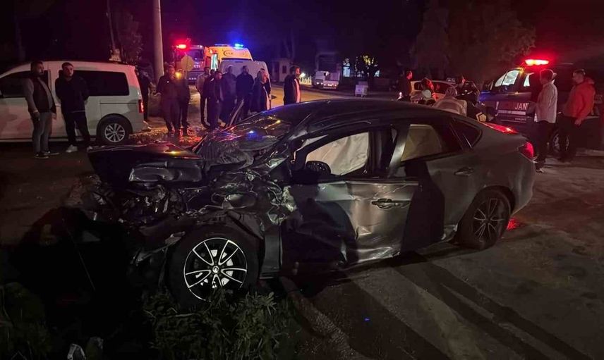 Bilecik’te feci kaza: Tır ile otomobil çarpıştı, 5 kişi yaralandı