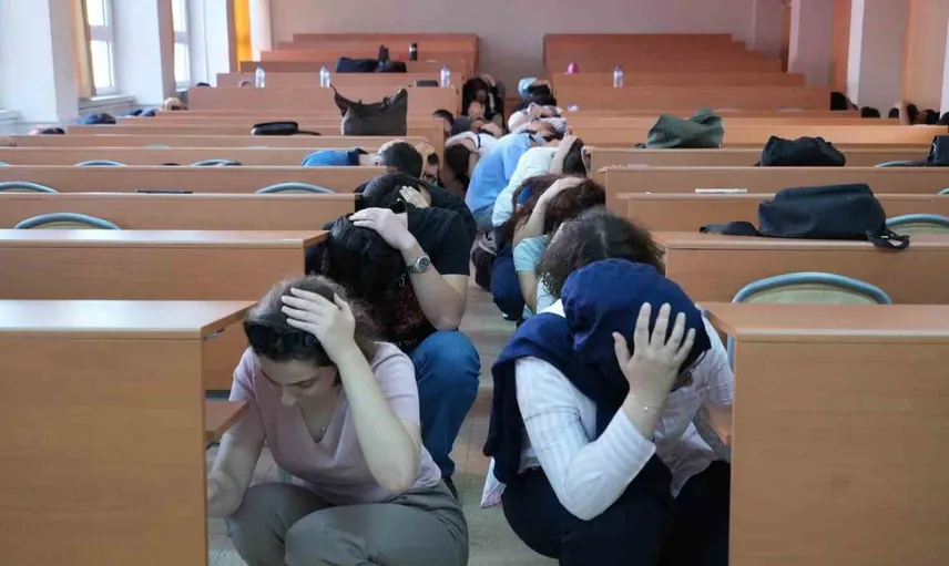 Karabük Üniversitesi'nde acil durum tatbikatı: Deprem ve yangın senaryoları uygulandı