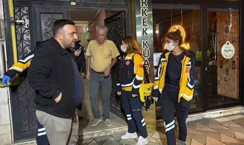 Alkol etkisiyle uyuyakalan adam, kurtaran ekiplere borcunu sordu