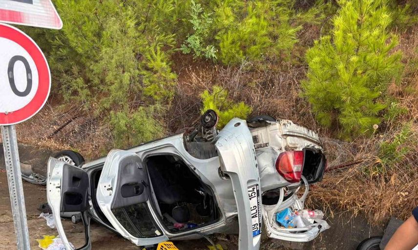 Aydın'da yağış nedeniyle kayganlaşan yolda otomobil takla attı: 5 kişi yaralandı