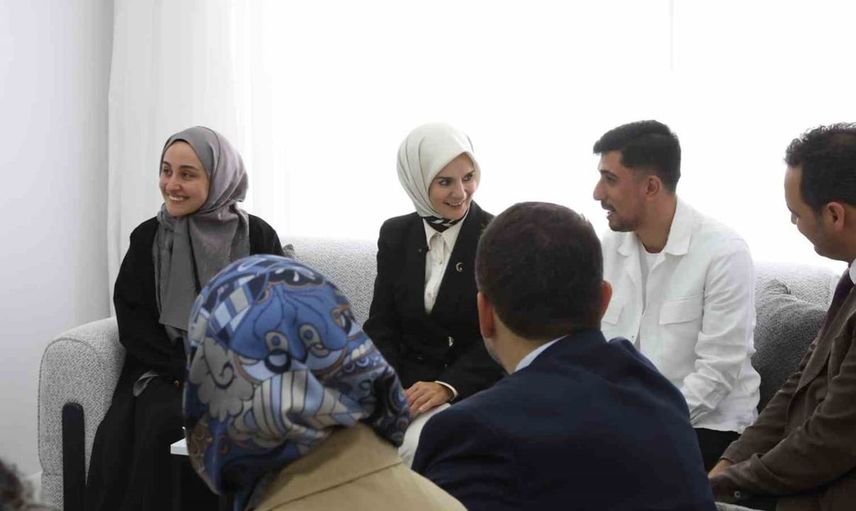 Bakan Göktaş, yeni evli çiftin evinde ilk konuk oldu