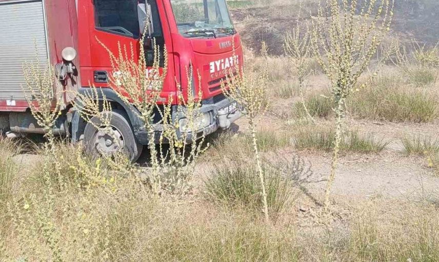 Şuhut'ta meydana gelen anız yangını, yangın söndürme ekipleri tarafından kontrol altına alındı