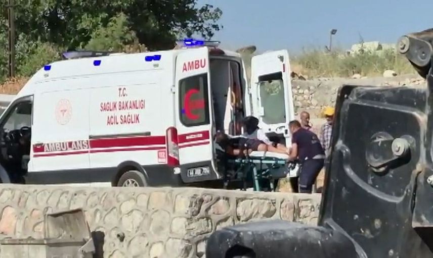 İnşaat alanında kaza: İş makinesine kafa çarpması sonrası operatör hastaneye kaldırıldı