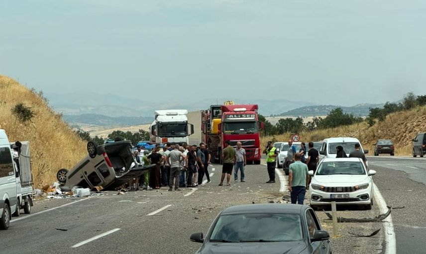 Adıyaman'da hafif ticari araç karşı şeride geçti: 4 yaralı