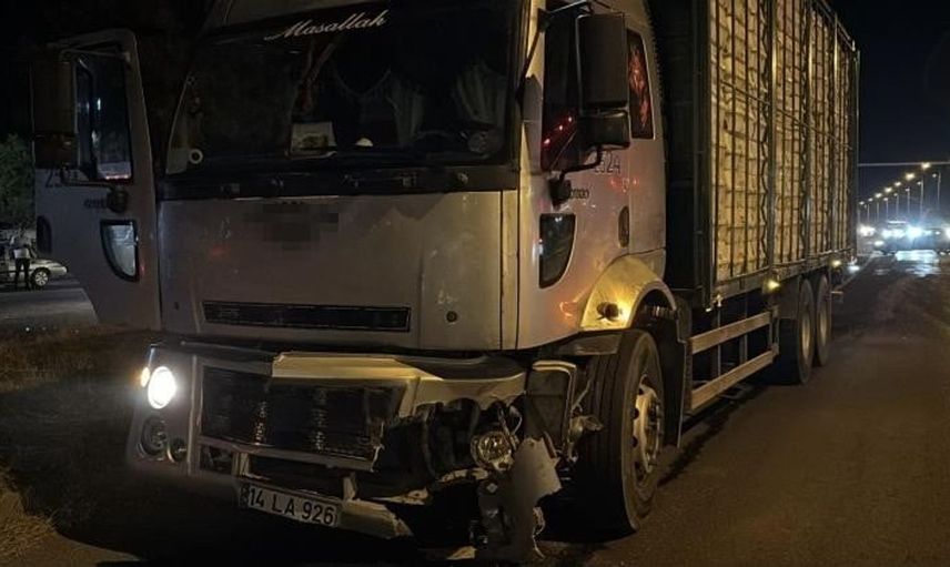 Bolu'da kırmızı ışık ihlali yapan otomobilin kamyonla çarpışması