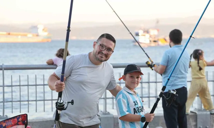 Eskihisar'da babalar ve çocuklar birlikte balık tuttu