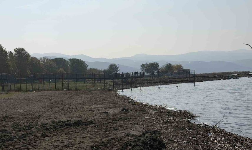 İznik Gölü'ndeki su kaybı merak konusu: Göl tabanında çatlak mı var?