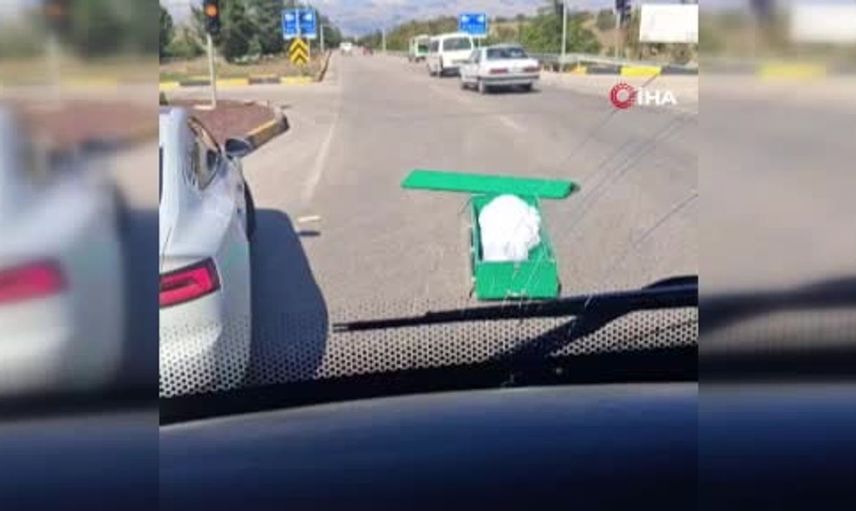 Cenaze aracında talihsiz olay: Tabut yola düştü