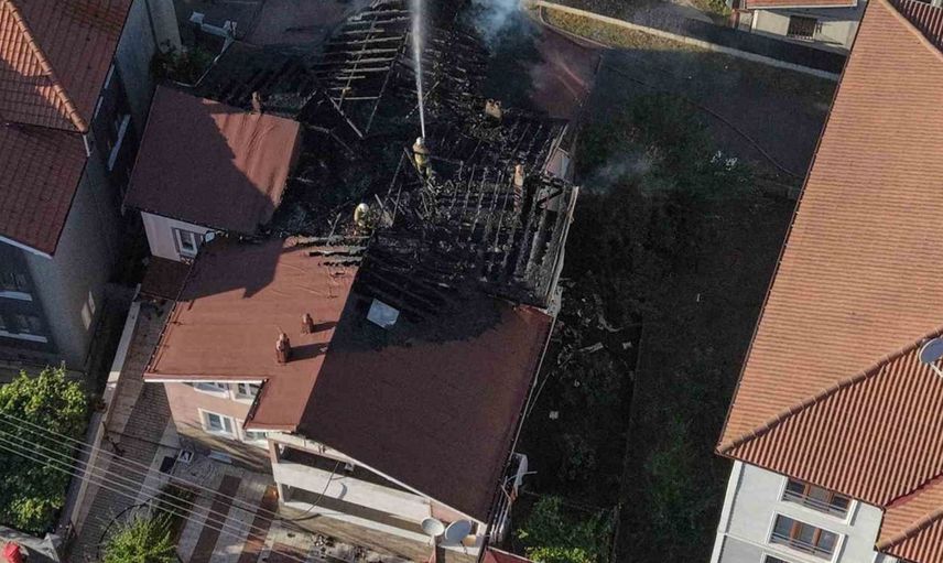 Düzce'nin Kaynaşlı ilçesinde çatı yangını kontrol altına alındı