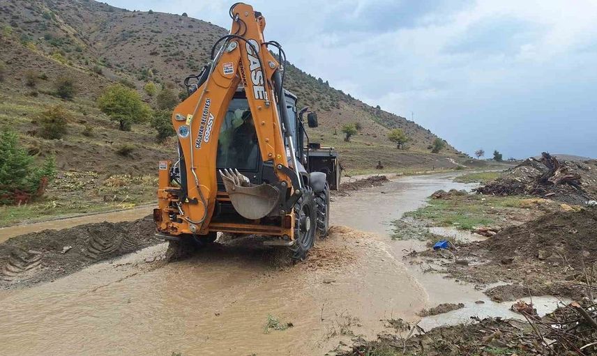 Erzincan'da sağanak yağış sonrası su baskınları ve ulaşımda aksama yaşandı