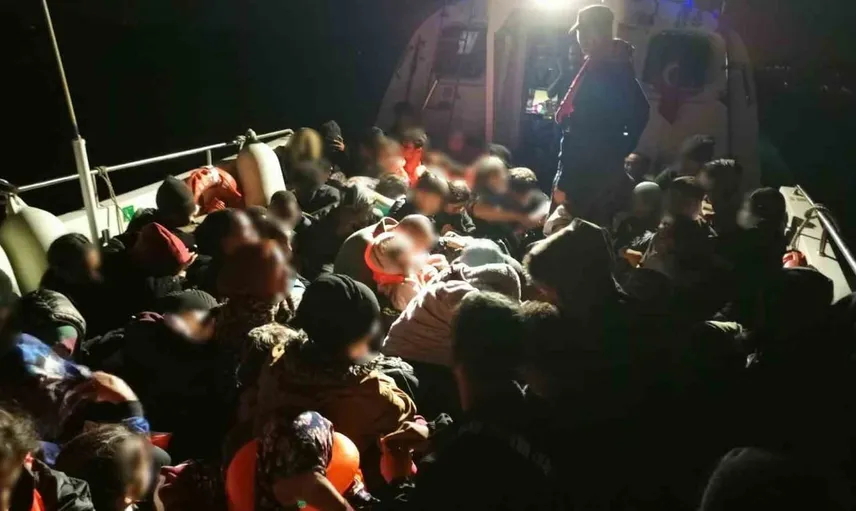 Bozcaada açıklarında kaçak göçmen operasyonu: 69 kişi yakalandı