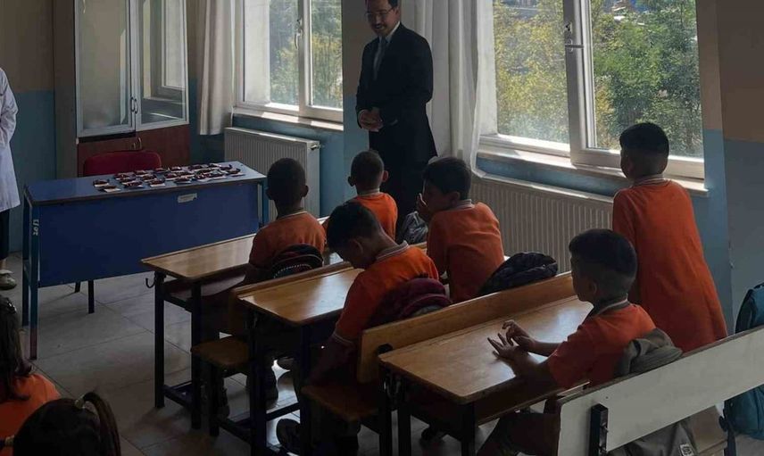 Akyaka'da yeni eğitim yılı heyecanı başladı: Kaymakam Demirtaş ilk ders zilini çaldı