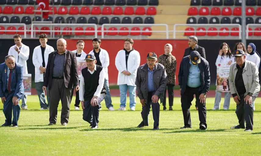 Kastamonu'da Dünya Yaşlılar Günü'nde yapılan farkındalık yürüyüşü yaşlılarla gençleri bir araya getirdi