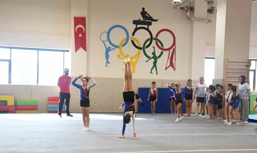 Minik cimnastikçiler, Eskişehir'de geleceğe adım atıyor