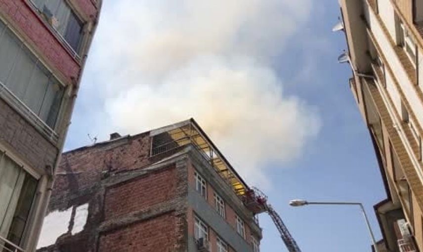 Elazığ'da 5 katlı binanın çatısında yangın: 1 kişi dumandan etkilendi