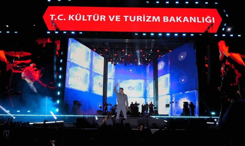 Erzurum konserinde Sinan Akçıl rüzgarı: Müzikseverlerle buluştu
