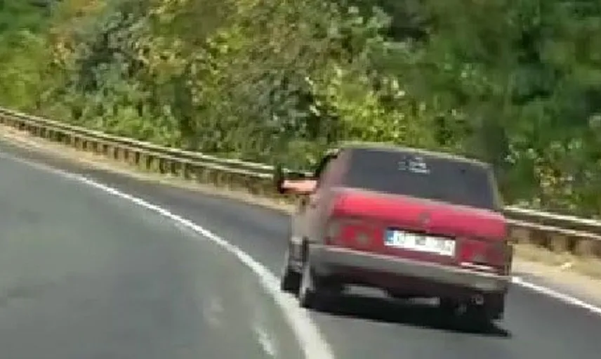 Karabük'te sürücü camdan ayak sarkıtarak tehlike saçtı