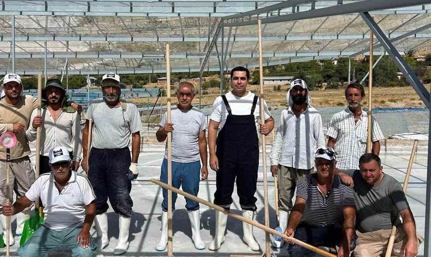 Kemah kaymakamı tuz hasatına katılarak yerel değerlere destek verdi