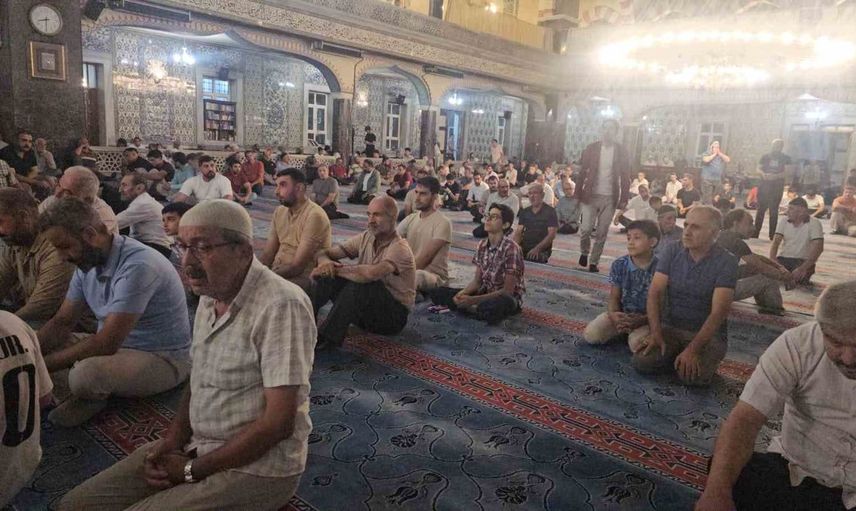 Mevlid Kandili coşkusu Elazığ'da camileri doldurdu