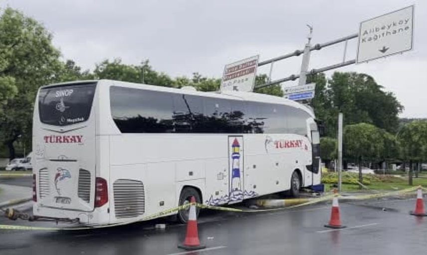 Eyüpsultan’da yolcu otobüsü otomobile çarptı, 30 kişi yaralandı