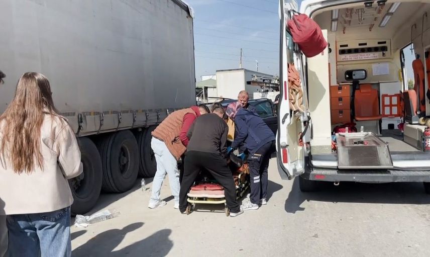 Kütahya'da otomobil tırın dorsesine girdi: Bir kişi yaralı