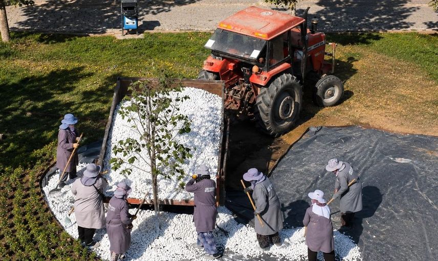 Karacabey’de park ve bahçe düzenleme çalışmaları devam ediyor