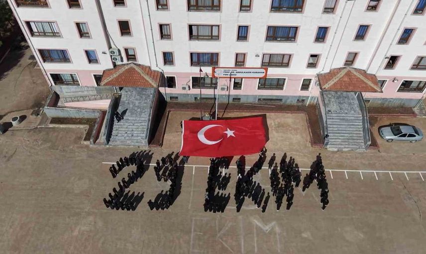 Cumhuriyet bayramında birlik mesajı veren koreografi gösterisi